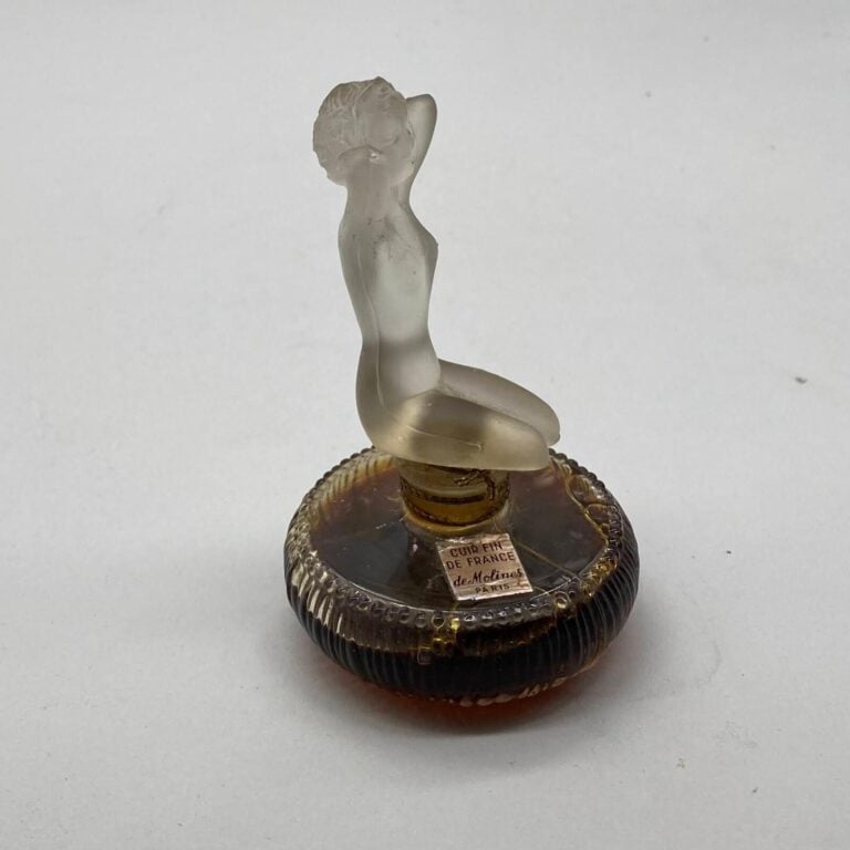 DE MOLINES Paris, pour "Cuir fin de France", vers 1950, flacon en verre blanc c…