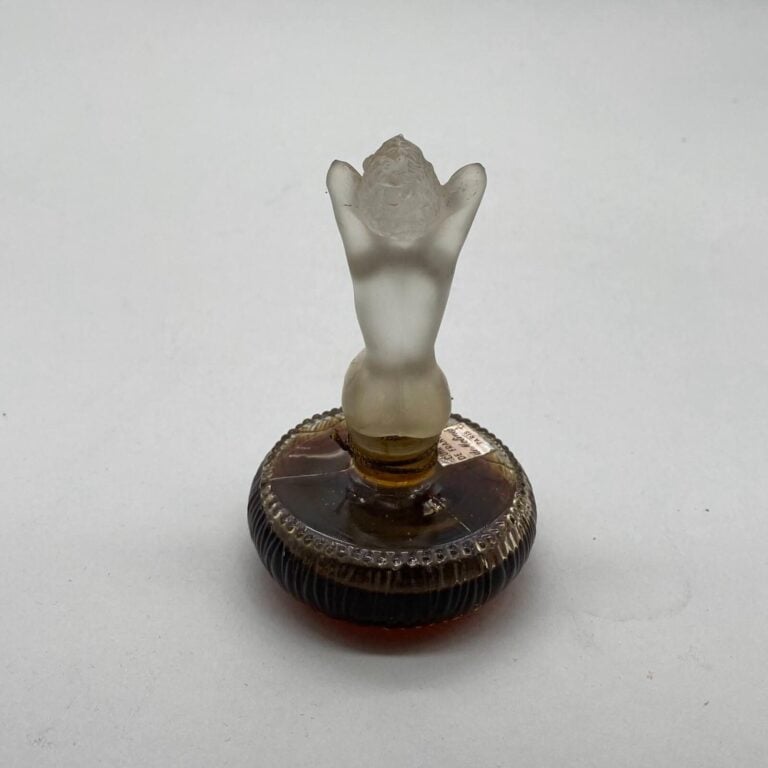 DE MOLINES Paris, pour "Cuir fin de France", vers 1950, flacon en verre blanc c…