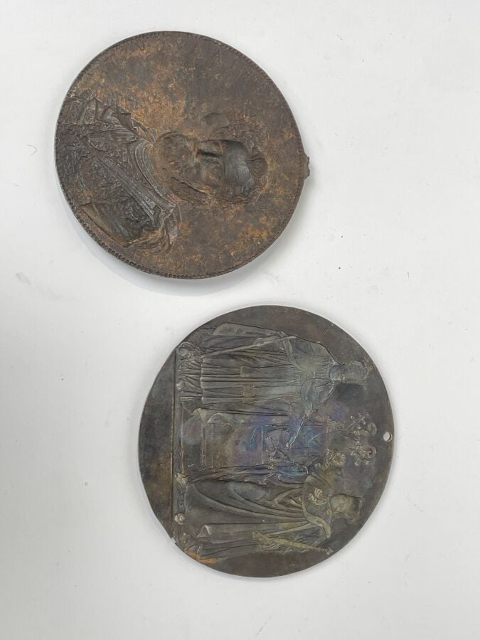 Deux PLAQUES circulaires en bronze patiné "Henri IV et Marie de Médicis" et" Lo…