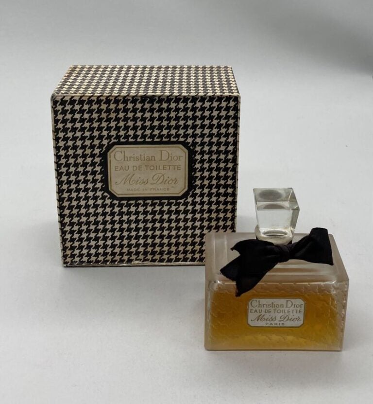 DIOR, "Miss Dior", dans son flacon - h. 58cm à bouchon plast-émeri, 1970 - dans…