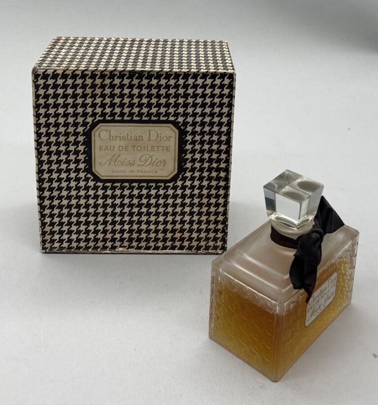 DIOR, "Miss Dior", dans son flacon - h. 58cm à bouchon plast-émeri, 1970 - dans…