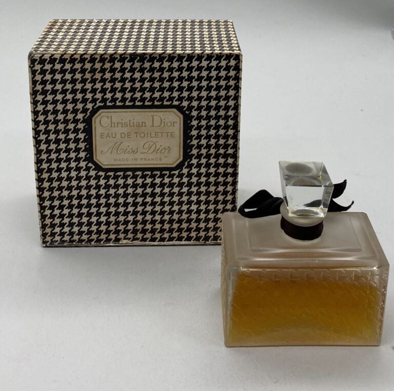 DIOR, "Miss Dior", dans son flacon - h. 58cm à bouchon plast-émeri, 1970 - dans…