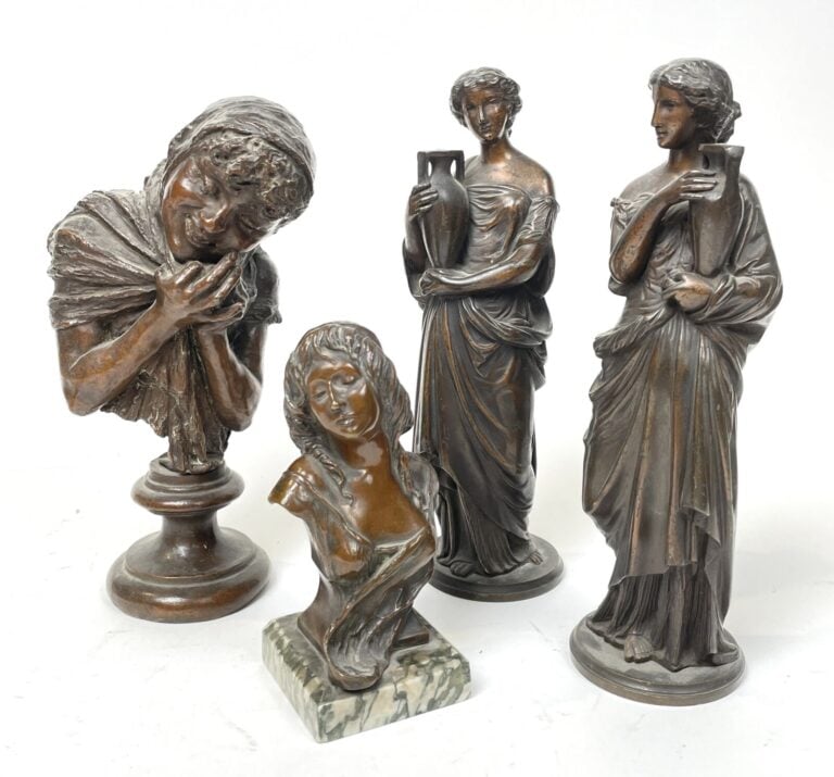 Ensemble de 4 SCULPTURES EN BRONZE patiné comprenant : - Une paire de jeunes fe…