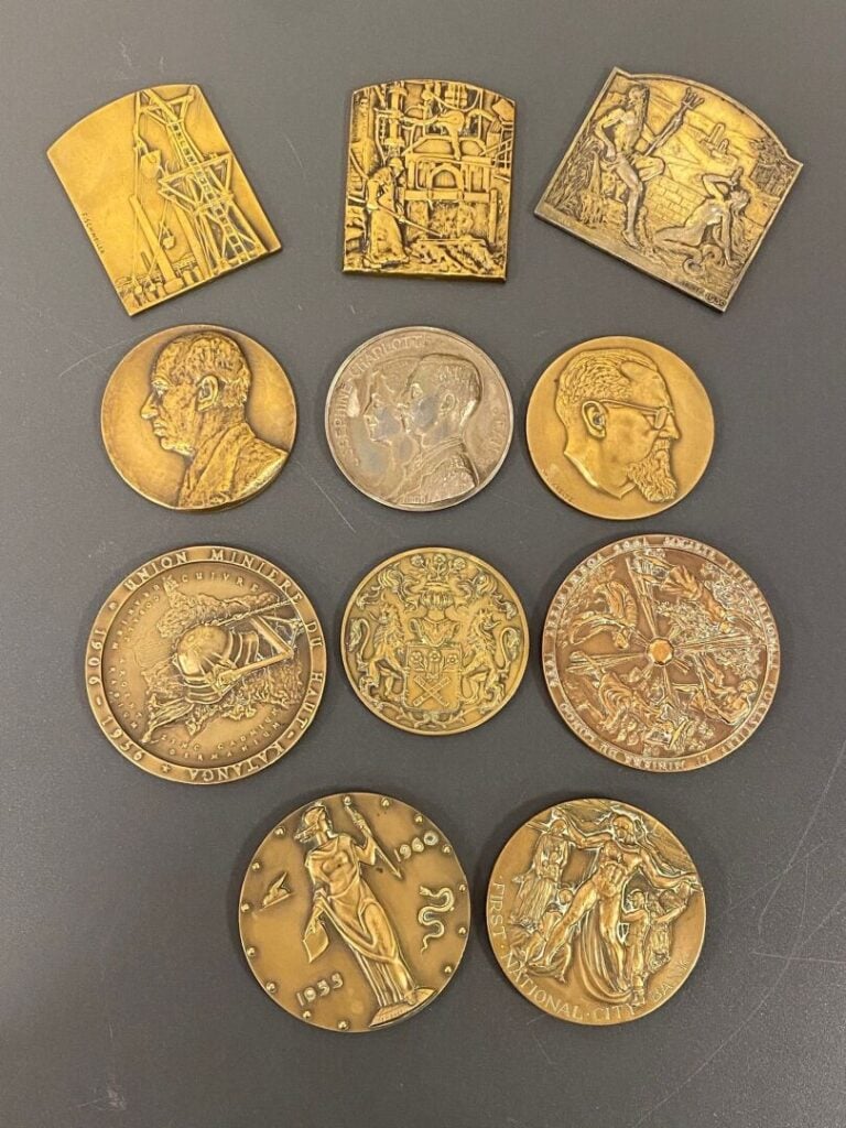 Ensemble de diverses médailles en bronze