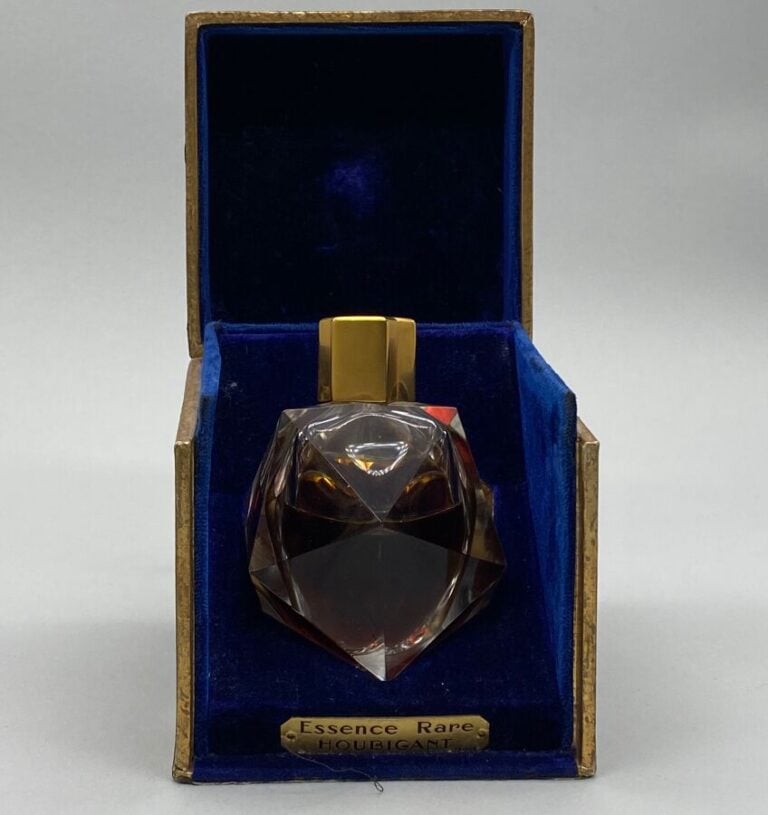 essence rare d'Houbigan dans son coffret, flacon en baccarat avec couvre-boucho…