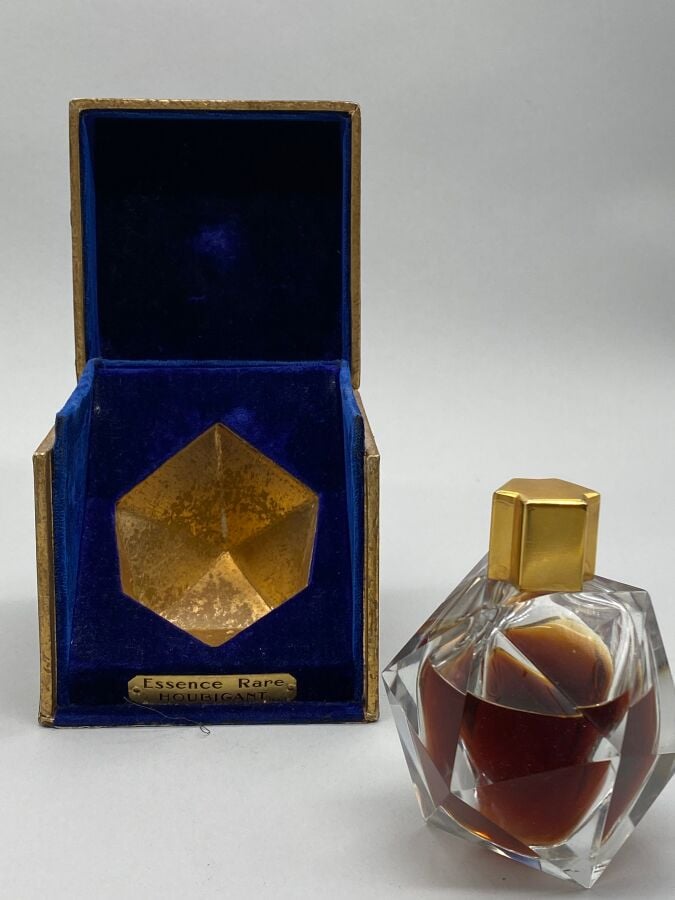 essence rare d'Houbigan dans son coffret, flacon en baccarat avec couvre-boucho…