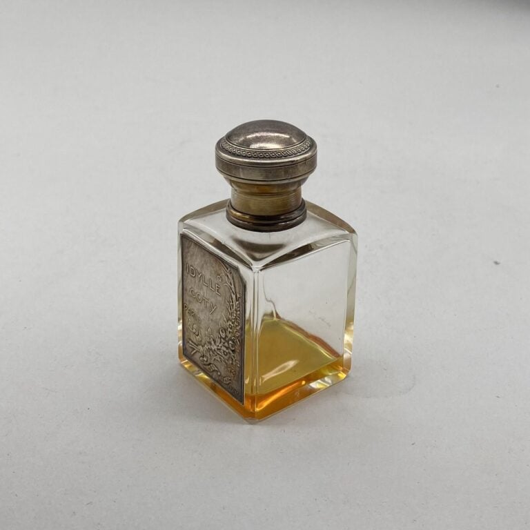 Flacon urne avec couvre- bouchon en métal argenté, vers 1900, bouchon émeri, ét…