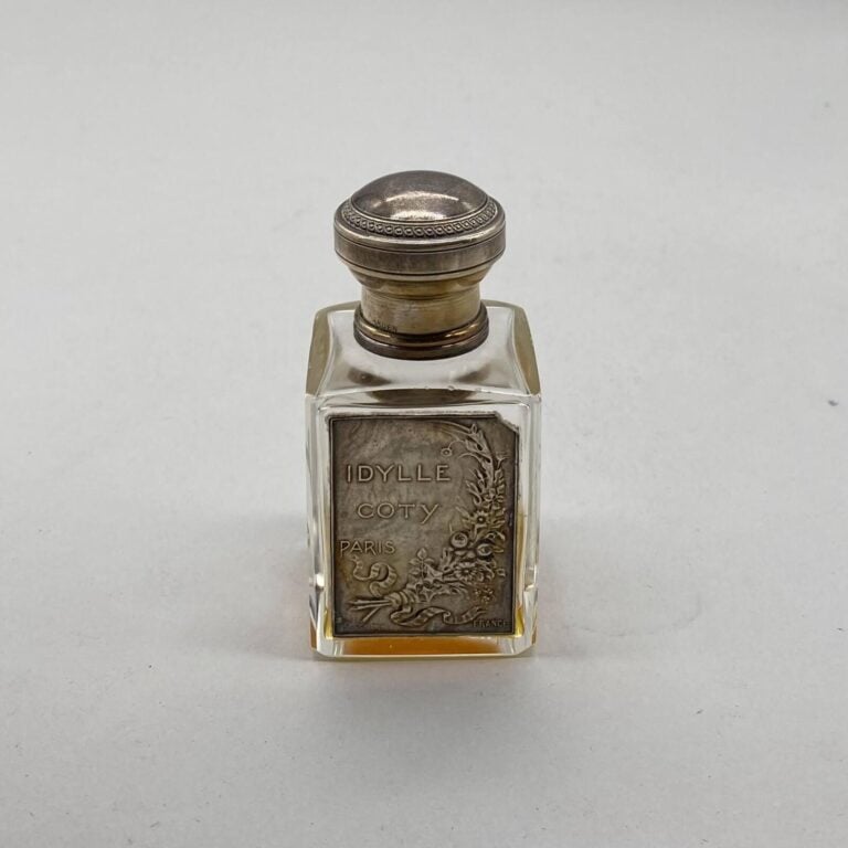 Flacon urne avec couvre- bouchon en métal argenté, vers 1900, bouchon émeri, ét…