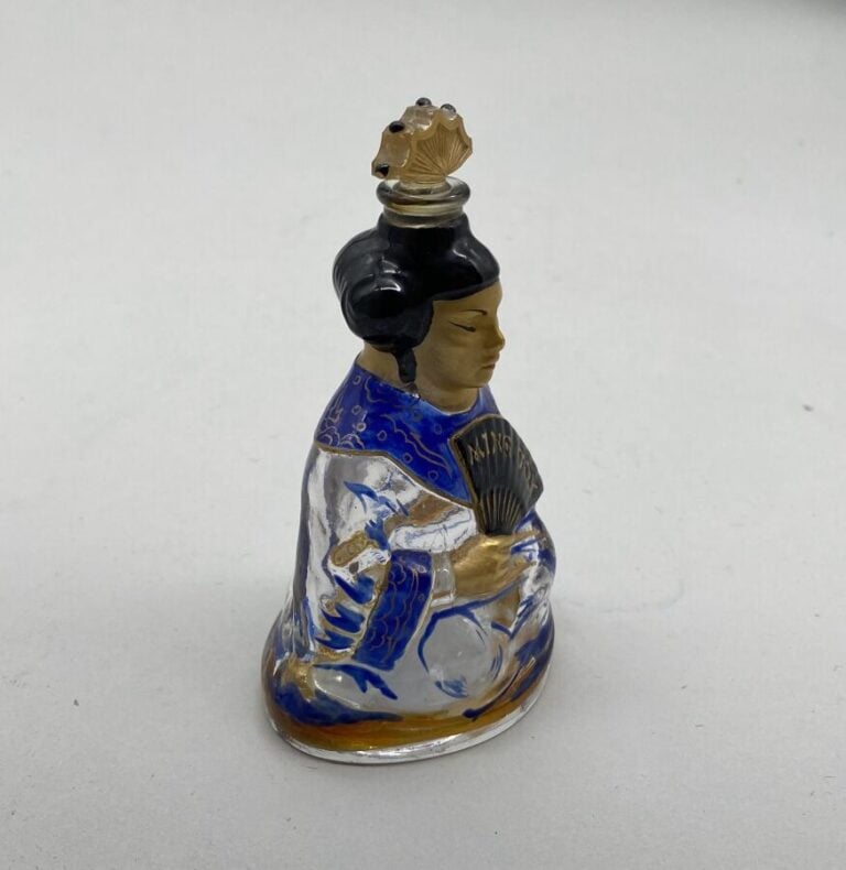 FOREST, pour "Ming toy", 1925, 1 flacon en baccarat représentant une princesse…