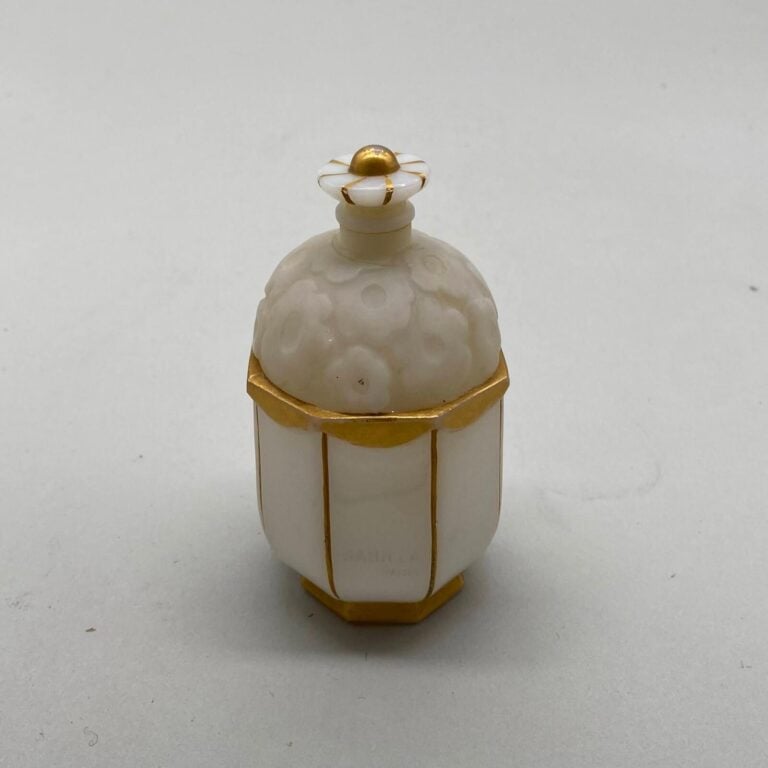 GABILLA, 1 flacon en opaline blanche, modèle de Louis SÜE et André MARE, 1925,…