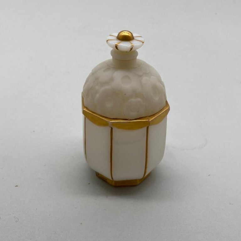 GABILLA, 1 flacon en opaline blanche, modèle de Louis SÜE et André MARE, 1925,…