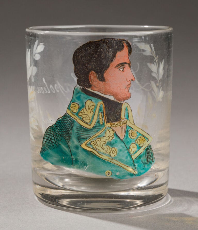 Gobelet droit en verre orné du portait peint du profil droit de Louis-Napoléon…