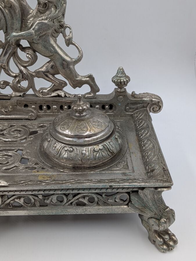 Grand ENCRIER en bronze réargenté ) plateau rectangulaire ajouré posant sur des…