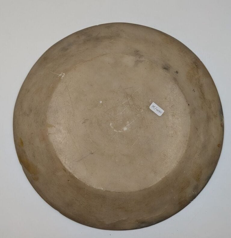 GRAND PLAT circulaire en albâtre à motif d'un médaillon central en bas-relief r…