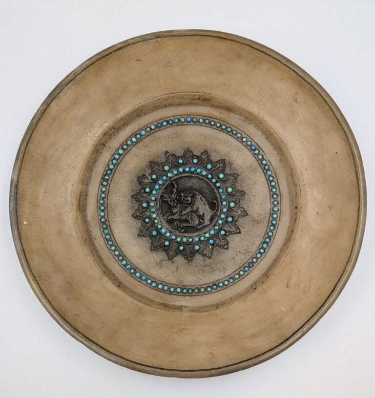 GRAND PLAT circulaire en albâtre à motif d'un médaillon central en bas-relief r…