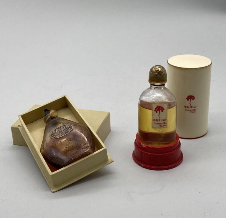GRENOVILLE Paris, 2 flacons en boîte d'origine, dont : - - "Oeillé fané modèle…