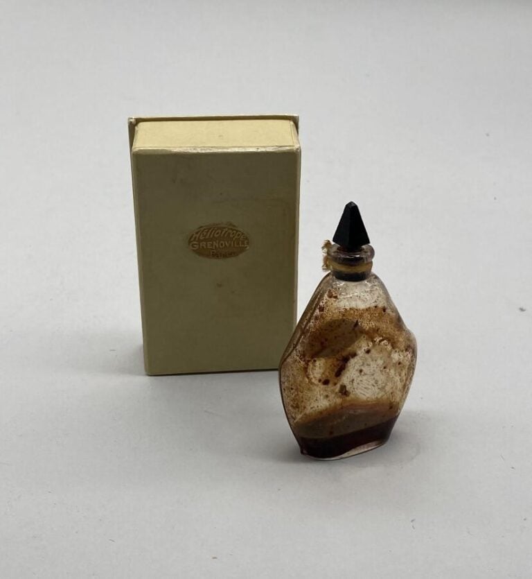 GRENOVILLE Paris, 2 flacons en boîte d'origine, dont : - - "Oeillé fané modèle…