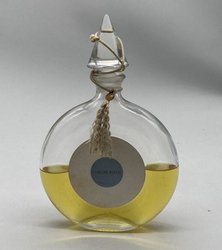 GUERLAIN, 2 flacons : - -1 flacon lenticulaire eau de Cologne à bouchon cône ém…