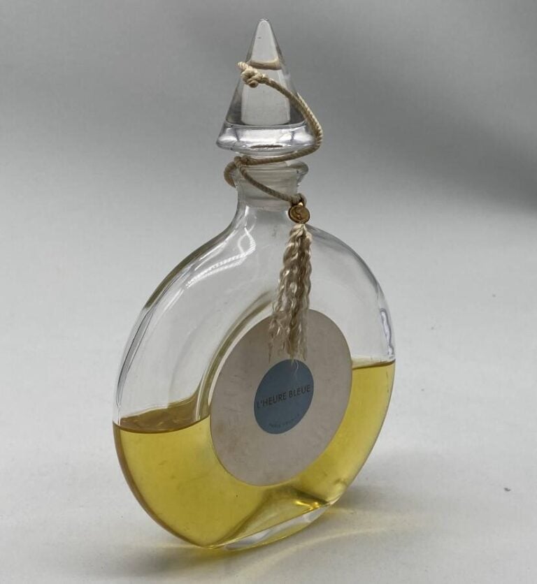 GUERLAIN, 2 flacons : - -1 flacon lenticulaire eau de Cologne à bouchon cône ém…