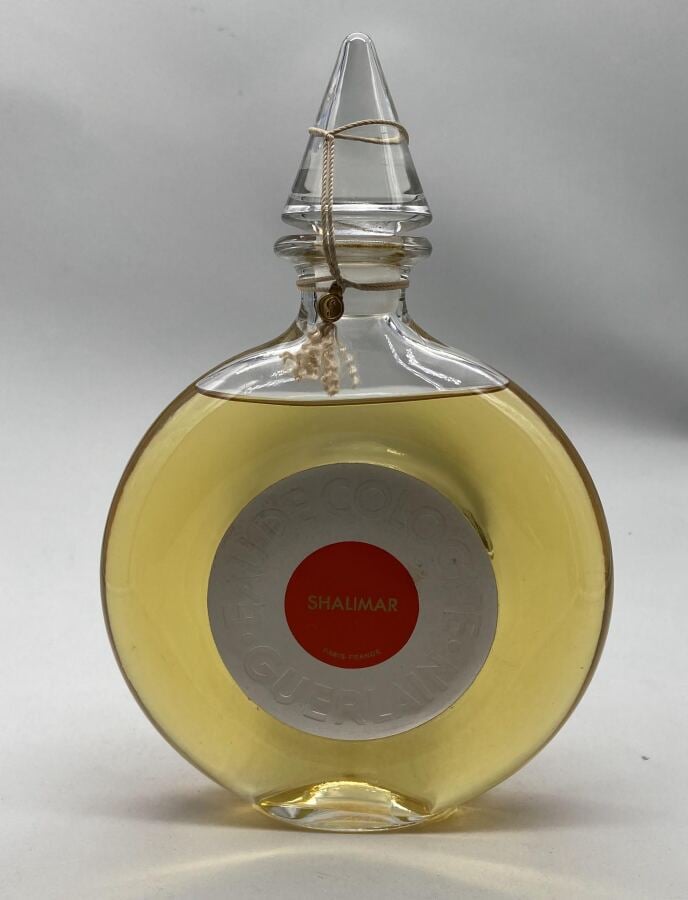 GUERLAIN, 2 flacons : - -1 flacon lenticulaire eau de Cologne à bouchon cône ém…