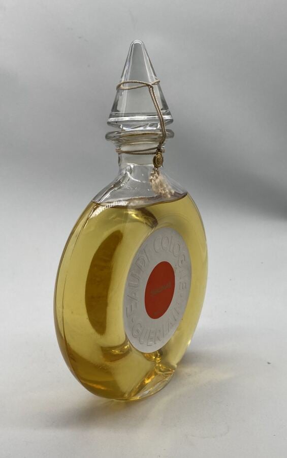 GUERLAIN, 2 flacons : - -1 flacon lenticulaire eau de Cologne à bouchon cône ém…