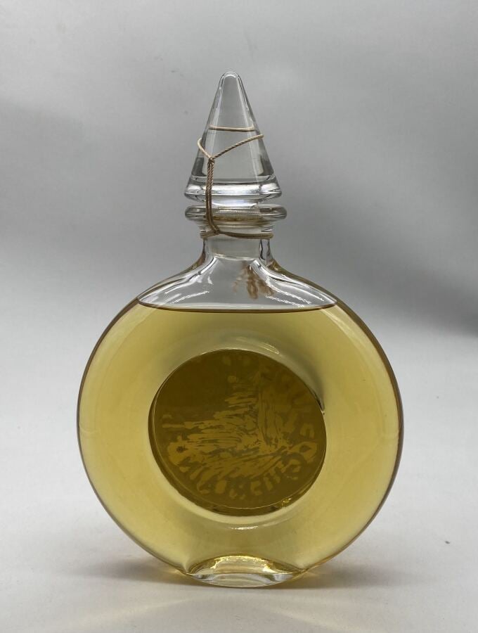 GUERLAIN, 2 flacons : - -1 flacon lenticulaire eau de Cologne à bouchon cône ém…