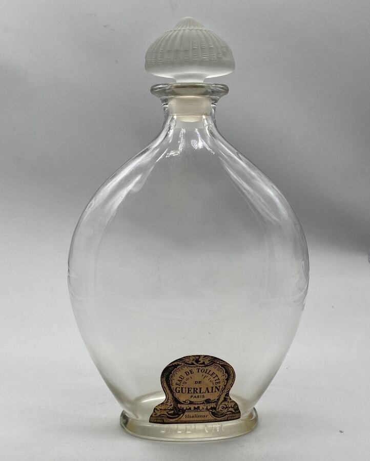 GUERLAIN , , 2 flacons : - - Un flacon lenticulaire, bouchon émeri, en forme de…