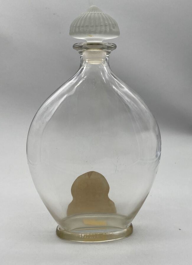 GUERLAIN , , 2 flacons : - - Un flacon lenticulaire, bouchon émeri, en forme de…