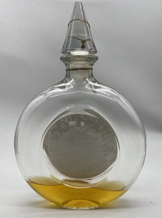 GUERLAIN , , 2 flacons : - - Un flacon lenticulaire, bouchon émeri, en forme de…
