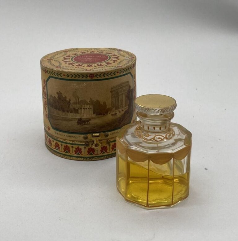 GUERLAIN, "Après l'ondée" flacon empire, en verre blanc dans sa boite d'origine…