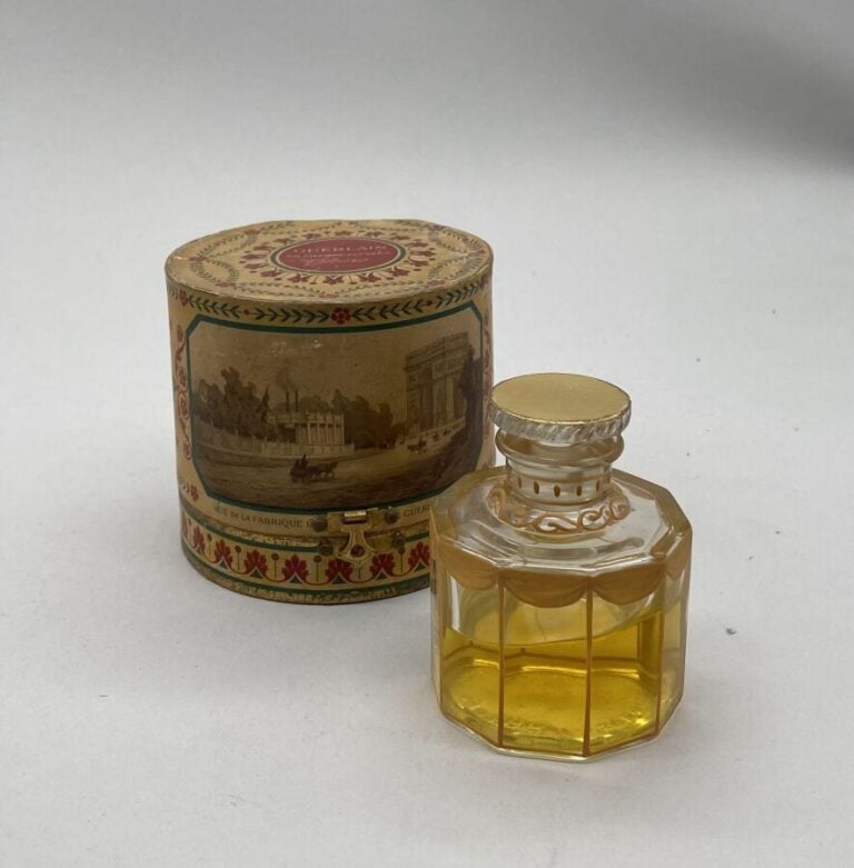 GUERLAIN, "Après l'ondée" flacon empire, en verre blanc dans sa boite d'origine…