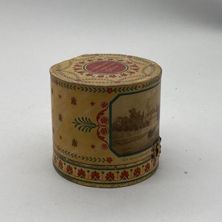 GUERLAIN, "Après l'ondée" flacon empire, en verre blanc dans sa boite d'origine…