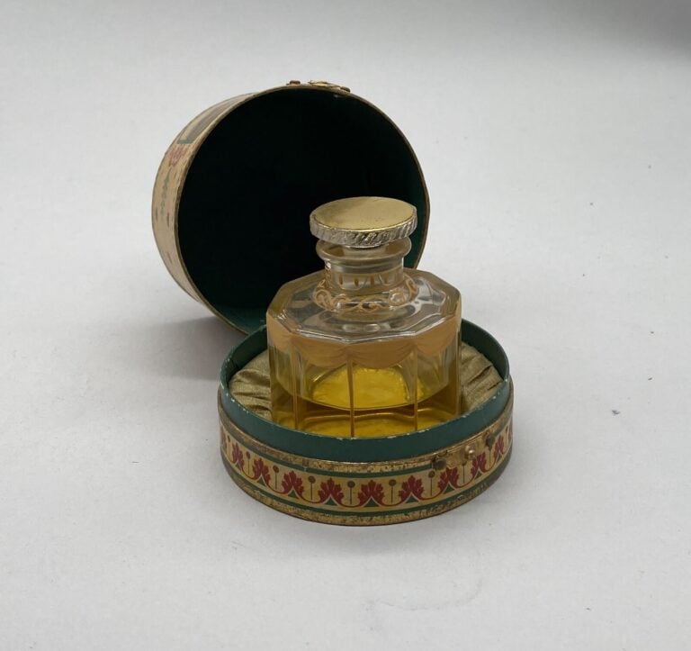 GUERLAIN, "Après l'ondée" flacon empire, en verre blanc dans sa boite d'origine…