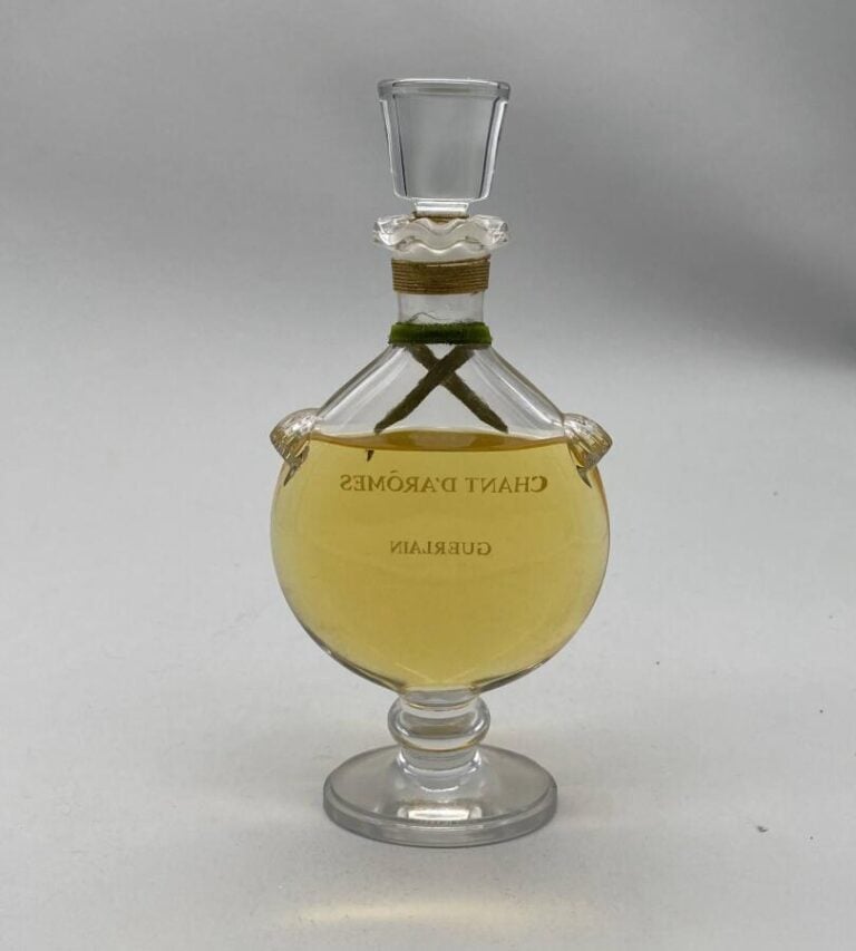 GUERLAIN "Chant d'arômes", , flacon vase sur piédouche en cristal de Baccarat,…