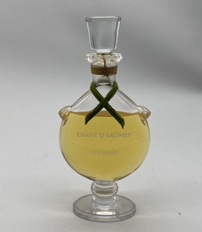 GUERLAIN "Chant d'arômes", , flacon vase sur piédouche en cristal de Baccarat,…