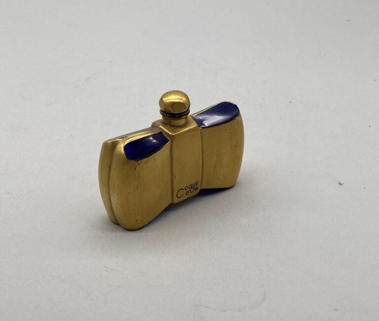 GUERLAIN "Coque d'or", flacon nœud en cristal de Baccarat bleu recouvert de feu…