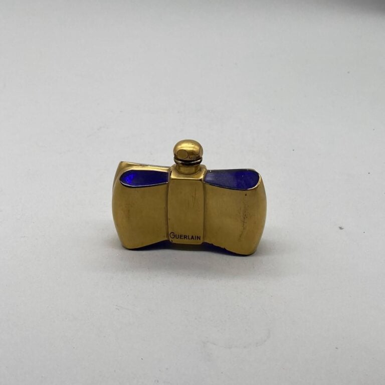 GUERLAIN "Coque d'or", flacon nœud en cristal de Baccarat bleu recouvert de feu…