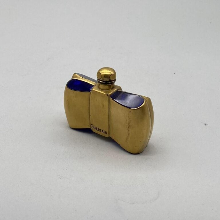 GUERLAIN "Coque d'or", flacon nœud en cristal de Baccarat bleu recouvert de feu…
