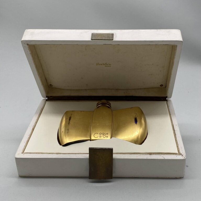 GUERLAIN, "Coque d'or"Flacon nœud en Baccarat bleu décoré à l'or, présenté dans…