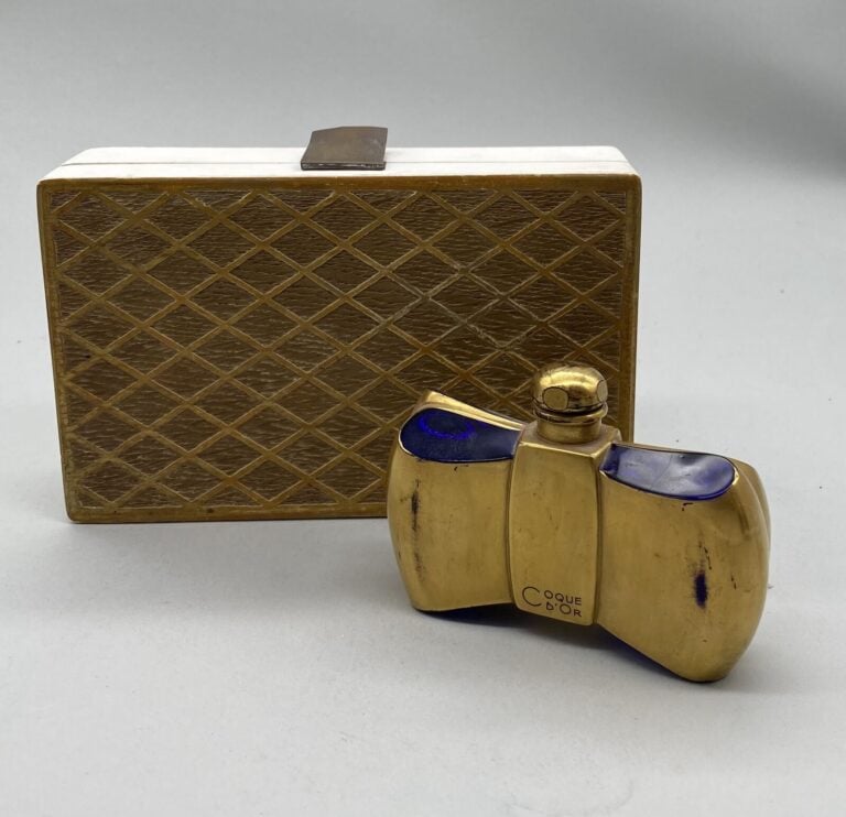 GUERLAIN, "Coque d'or"Flacon nœud en Baccarat bleu décoré à l'or, présenté dans…