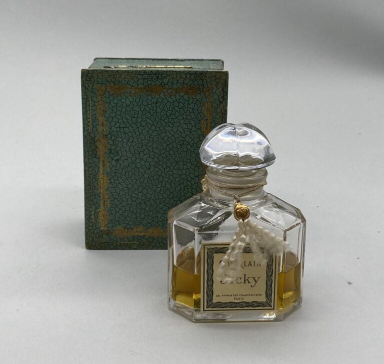 Guerlain "Jicky" - Flacon en Baccarat à bouchon casquette émeri quadrilobé, dan…