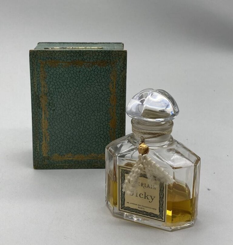 Guerlain "Jicky" - Flacon en Baccarat à bouchon casquette émeri quadrilobé, dan…