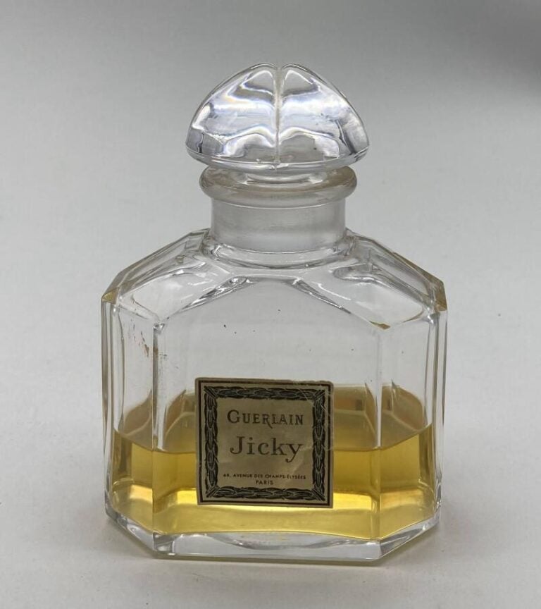 GUERLAIN, "Jicky" flacon en Baccarat titré, bouchon casquette quadrilobé émeri,…