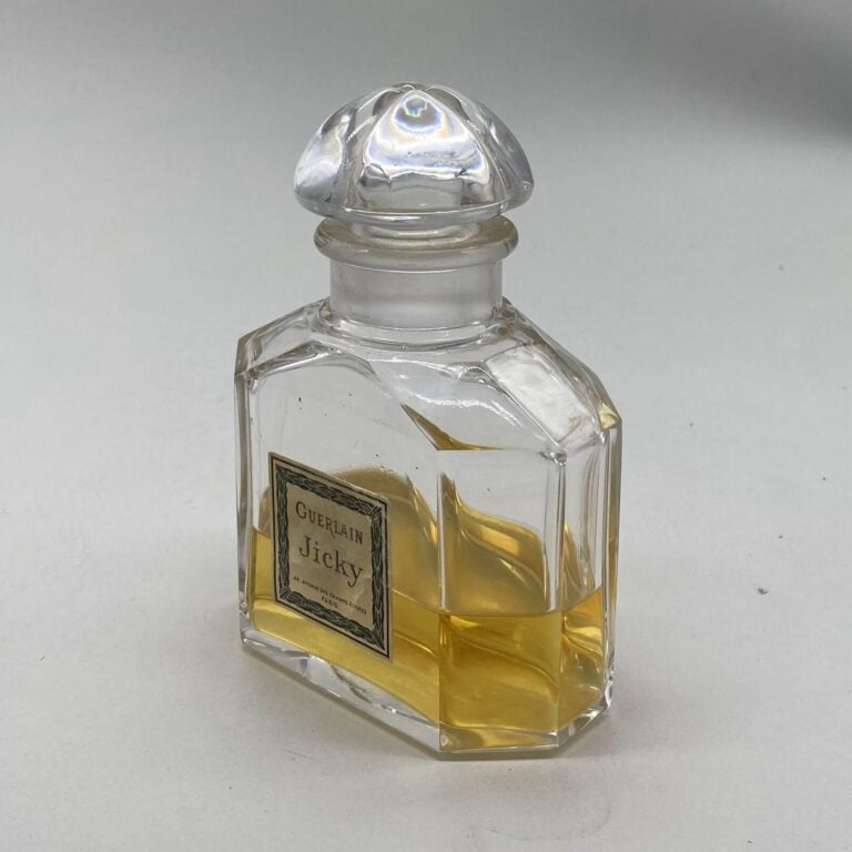 GUERLAIN, "Jicky" flacon en Baccarat titré, bouchon casquette quadrilobé émeri,…