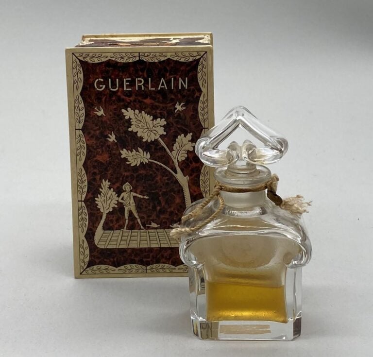 GUERLAIN, "L'heure bleue", flacon Baccarat avec son étiquette, bouchon émeri en…