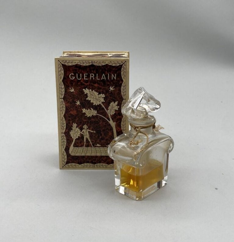 GUERLAIN, "L'heure bleue", flacon Baccarat avec son étiquette, bouchon émeri en…
