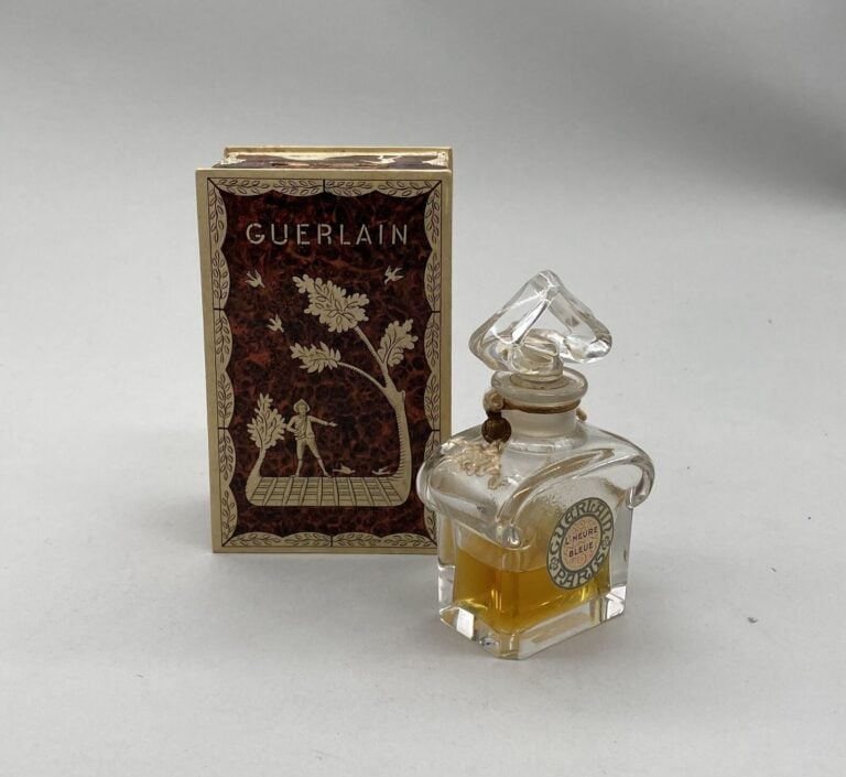 GUERLAIN, "L'heure bleue", flacon Baccarat avec son étiquette, bouchon émeri en…