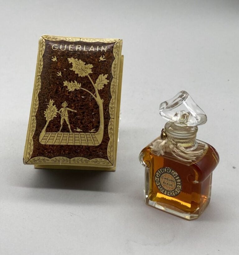 GUERLAIN, "L'heure bleue", flacon cœur en Baccarat, portant son étiquette, bouc…