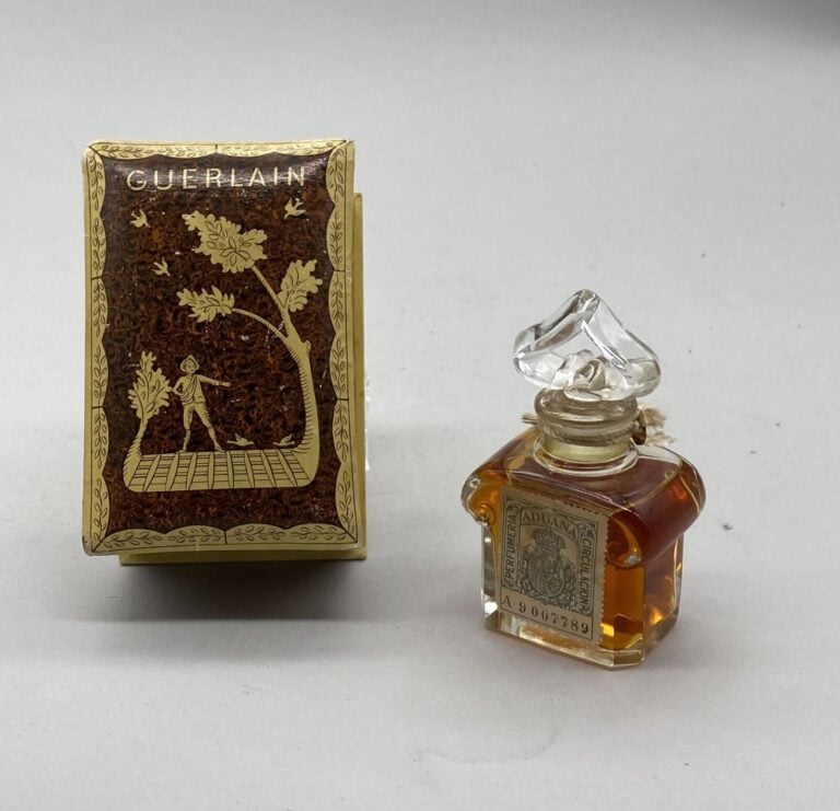 GUERLAIN, "L'heure bleue", flacon cœur en Baccarat, portant son étiquette, bouc…
