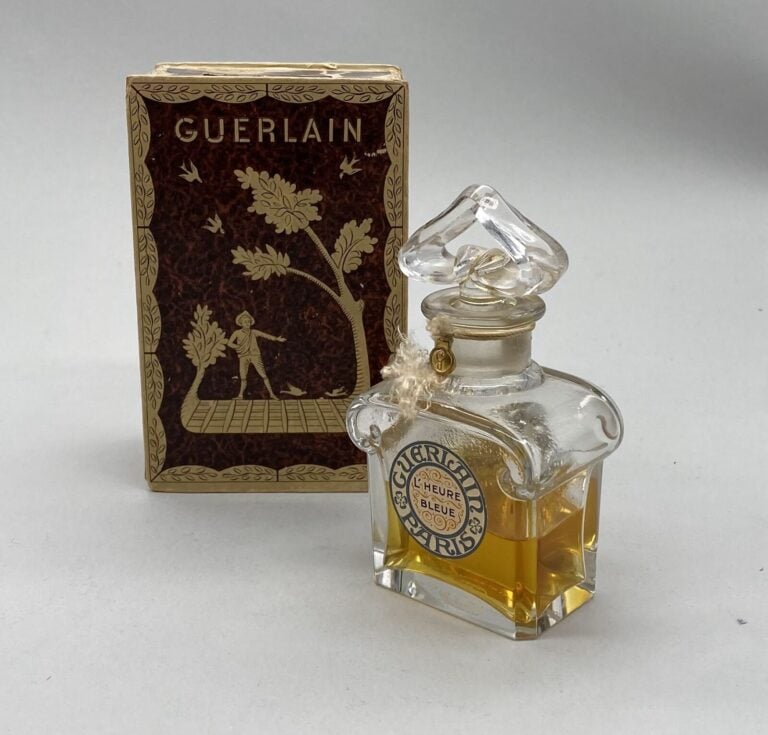 GUERLAIN , "l'heure bleue",flacon en cristal de Baccarat titré , avec sa belle…